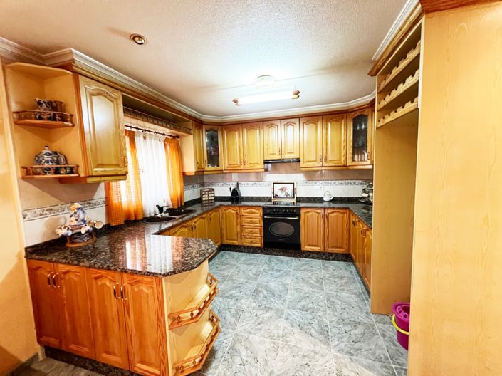 Image No.27-4 Bed Country House for sale