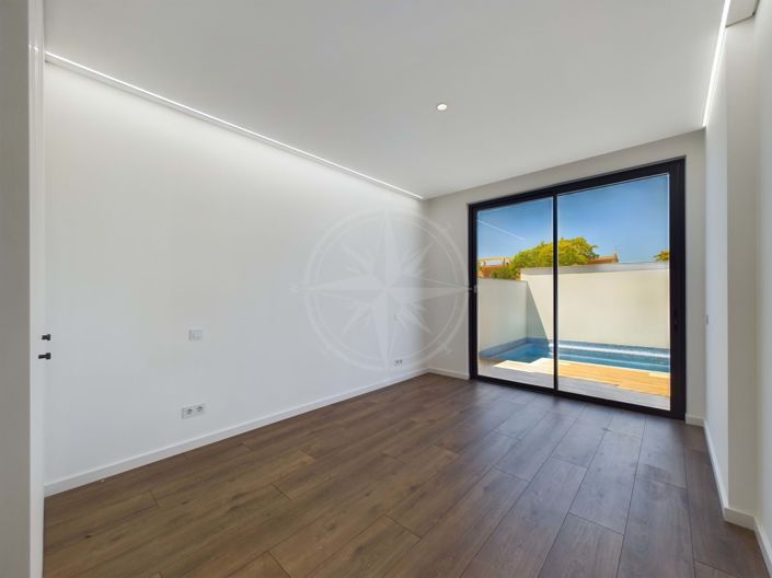 Image No.12-3 Bed Townhouse for sale