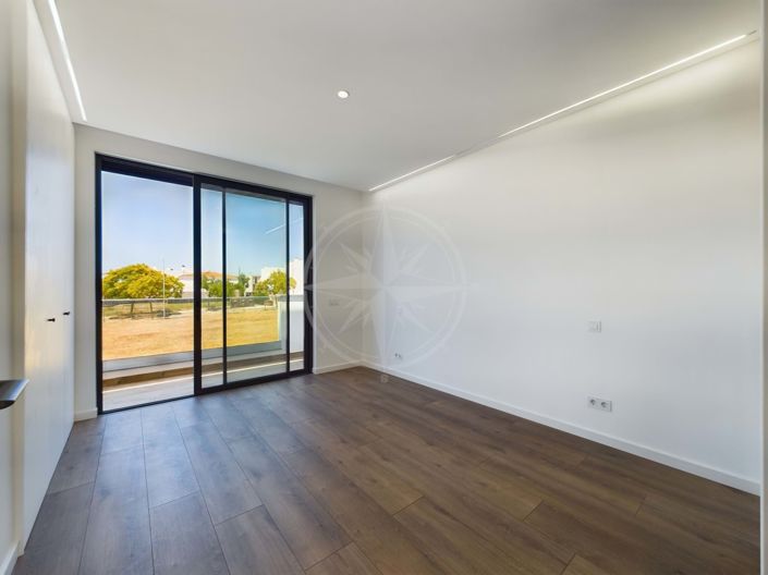 Image No.16-3 Bed Townhouse for sale