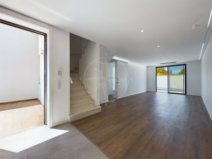 Image No.8-3 Bed Townhouse for sale