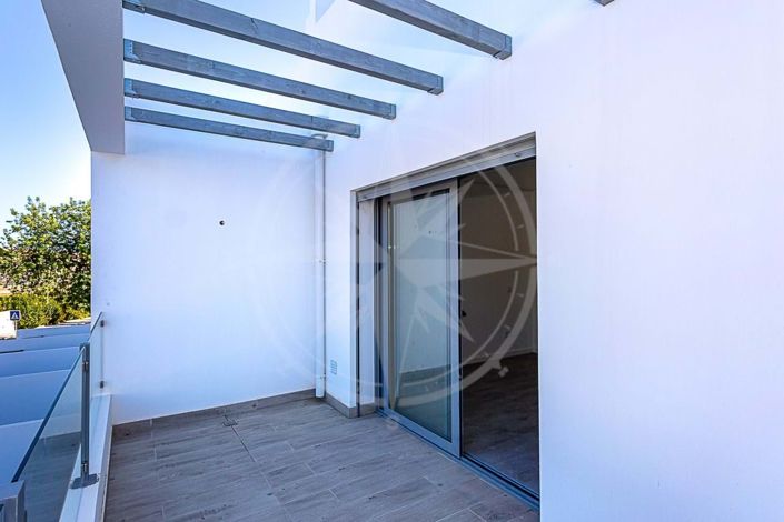 Image No.19-3 Bed Townhouse for sale