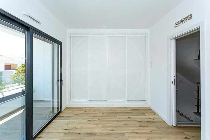 Image No.18-2 Bed Townhouse for sale