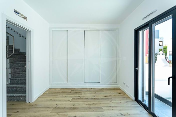 Image No.26-2 Bed Townhouse for sale