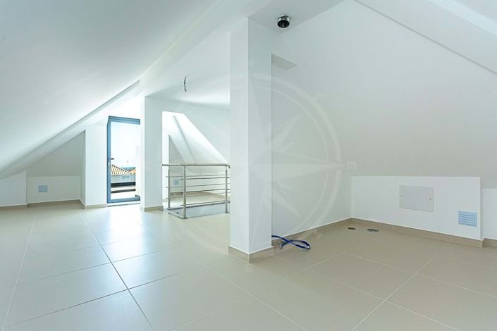 Image No.28-2 Bed Townhouse for sale