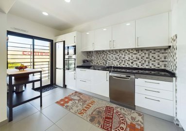 1987-359948-0086b5b4f2b294297643049c268e89554