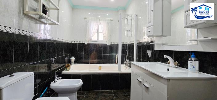 Image No.15-4 Bed Property for sale