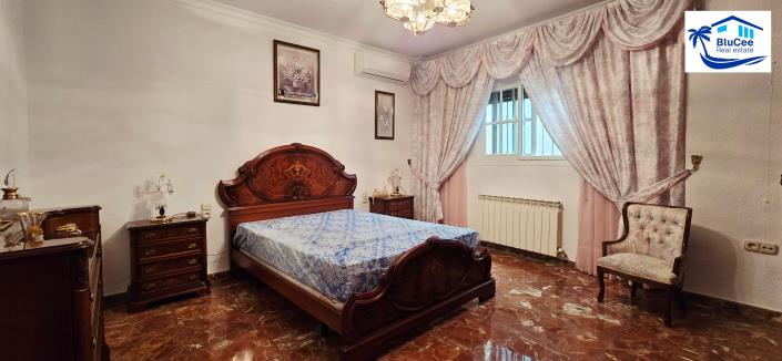 Image No.12-4 Bed Property for sale