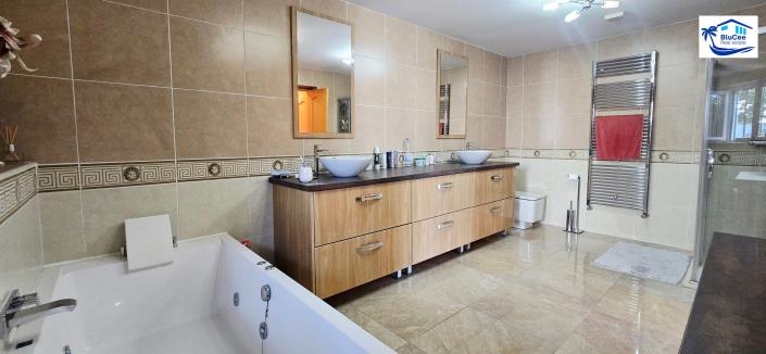 Image No.36-3 Bed Chalet for sale