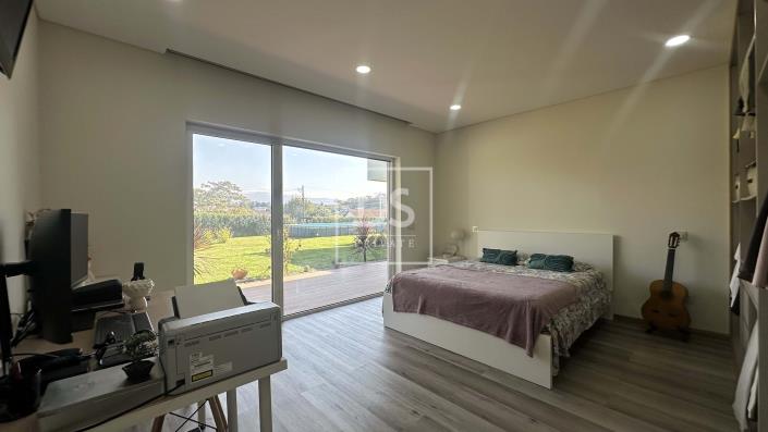 Image No.24-4 Bed House for sale