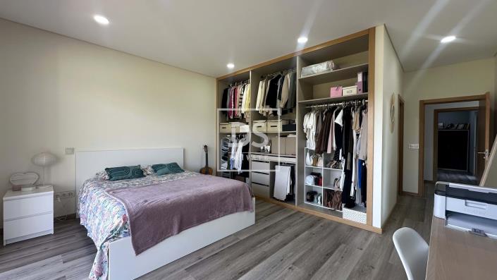 Image No.25-4 Bed House for sale