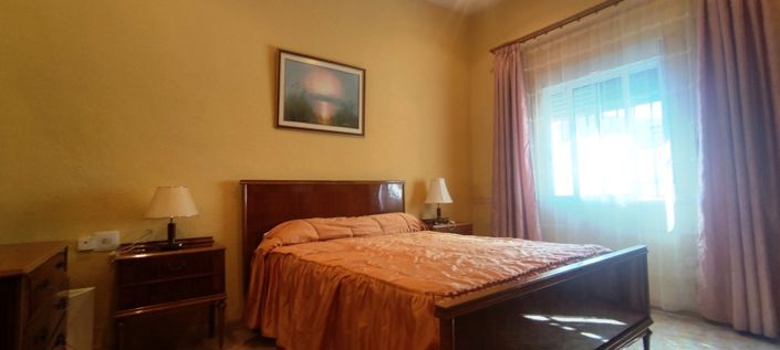 Image No.4-8 Bed Townhouse for sale