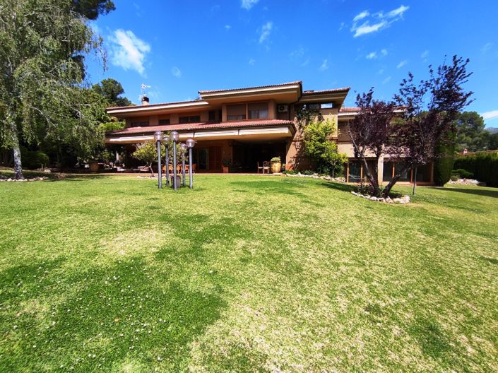 Image No.2-13 Bed Villa for sale