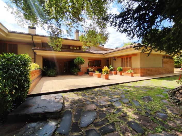 Image No.8-13 Bed Villa for sale