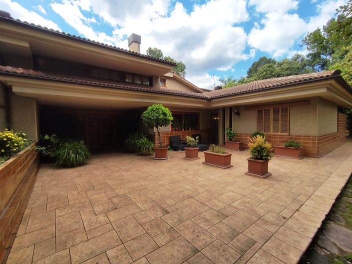 Image No.9-13 Bed Villa for sale