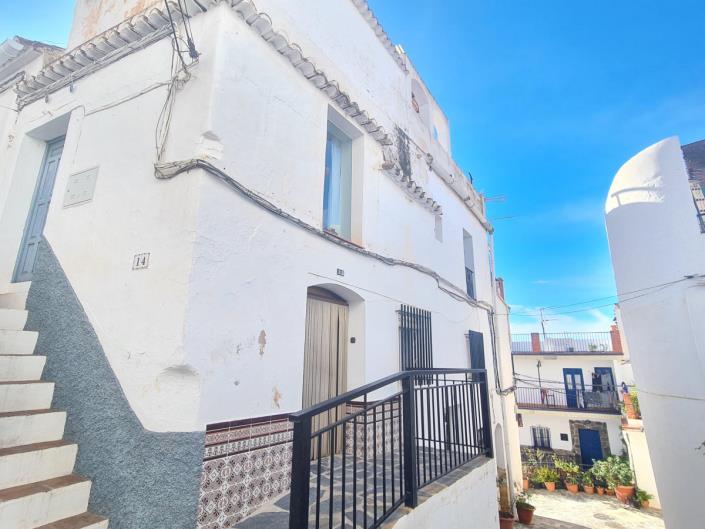 Image No.2-6 Bed Townhouse for sale