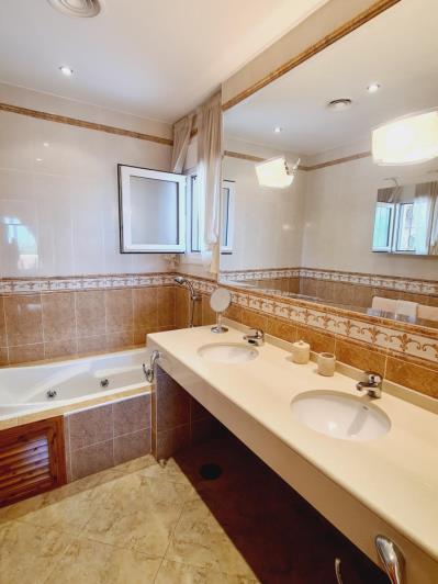 Image No.25-4 Bed Villa for sale