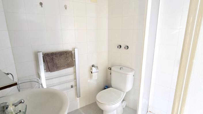 Image No.32-6 Bed Hotel for sale