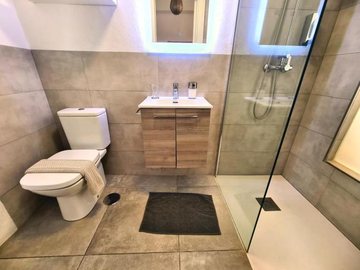 Image No.19-5 Bed Commercial for sale