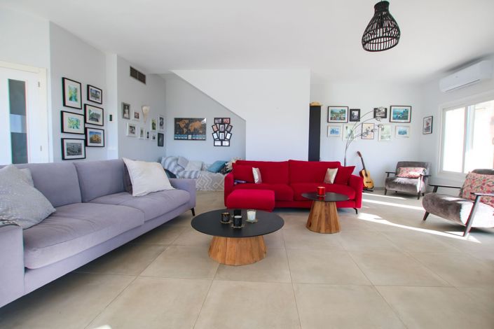 Image No.8-4 Bed House for sale