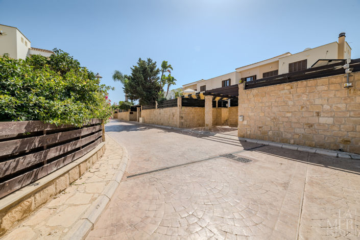 Image No.15-2 Bed Townhouse for sale