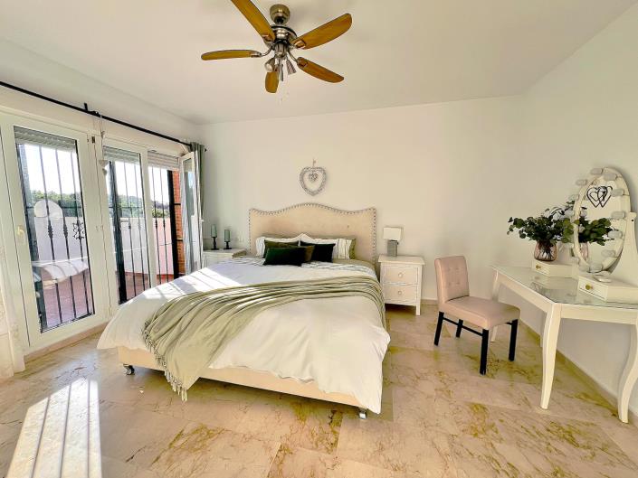 Image No.11-3 Bed Villa / Detached for sale