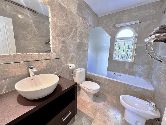 Image No.14-3 Bed Villa / Detached for sale