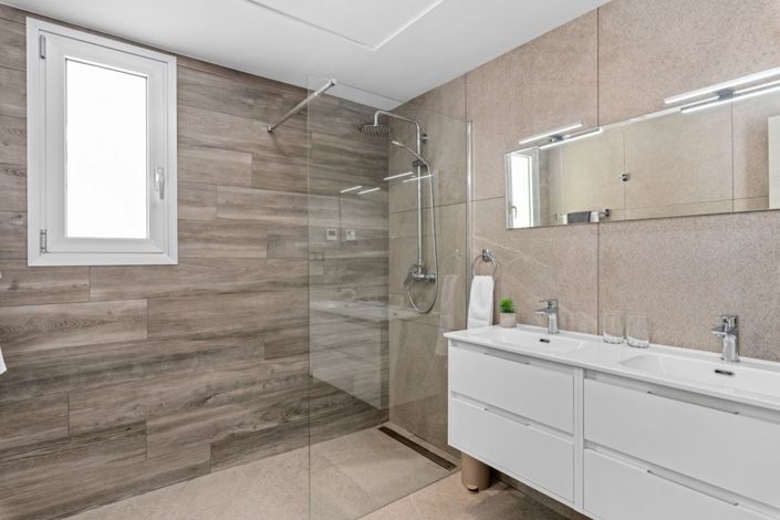 Image No.18-3 Bed Property for sale