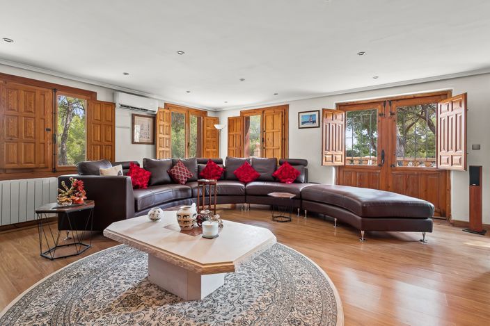 Image No.10-4 Bed Property for sale