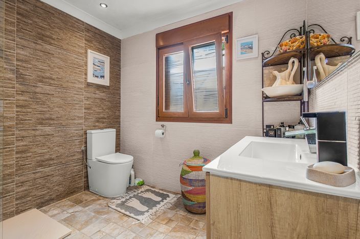 Image No.16-4 Bed Property for sale