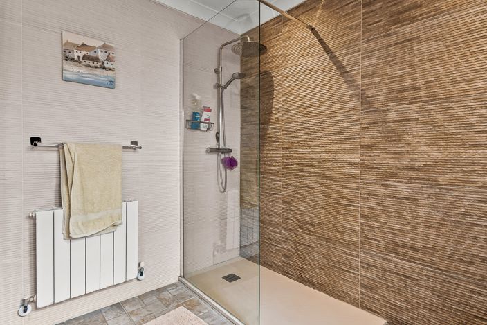 Image No.17-4 Bed Property for sale