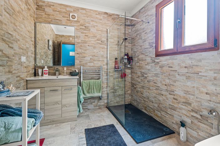 Image No.25-4 Bed Property for sale