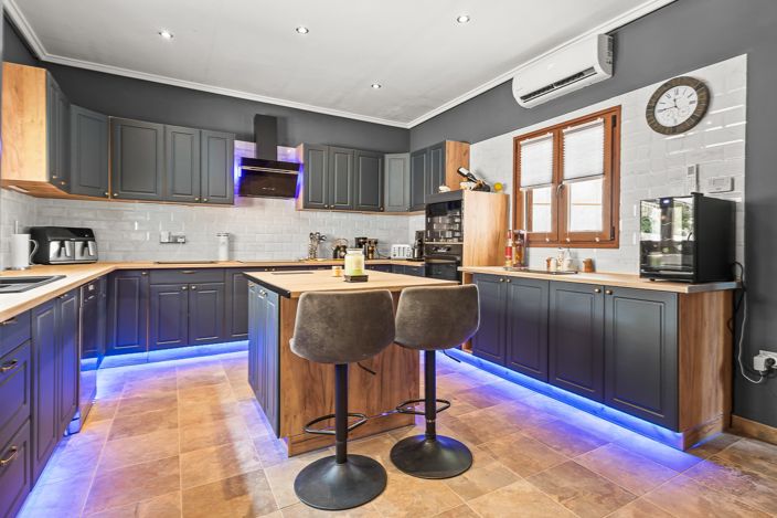 Image No.5-4 Bed Property for sale