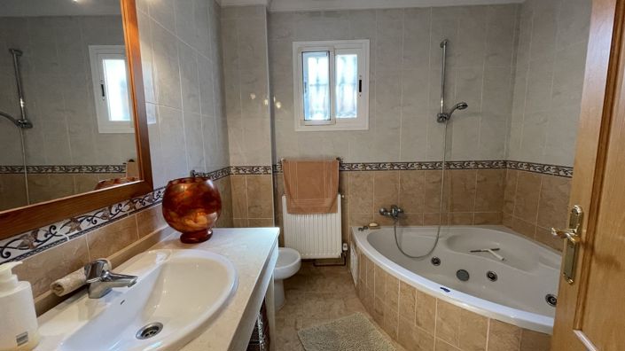 Image No.32-8 Bed Country House for sale