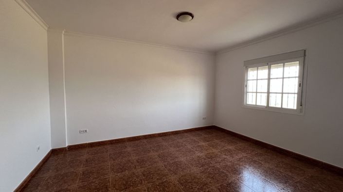 Image No.10-8 Bed Country House for sale