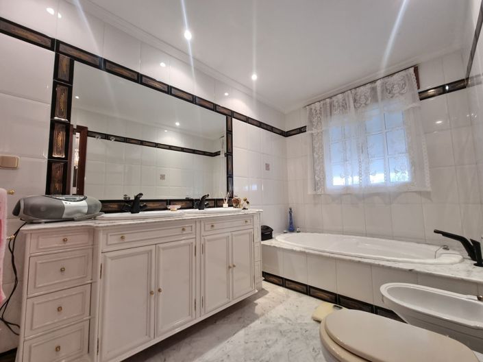 Image No.17-9 Bed Country House for sale