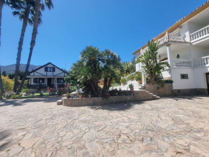 Image No.2-9 Bed Country House for sale