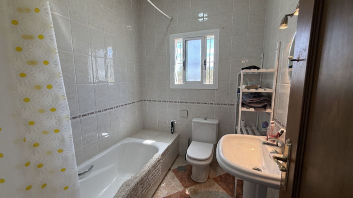 Image No.11-3 Bed Country House for sale