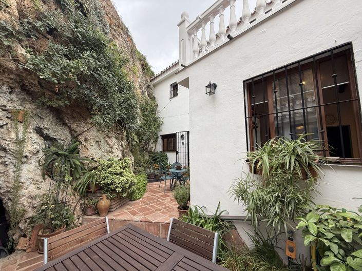 Image No.11-3 Bed Townhouse for sale