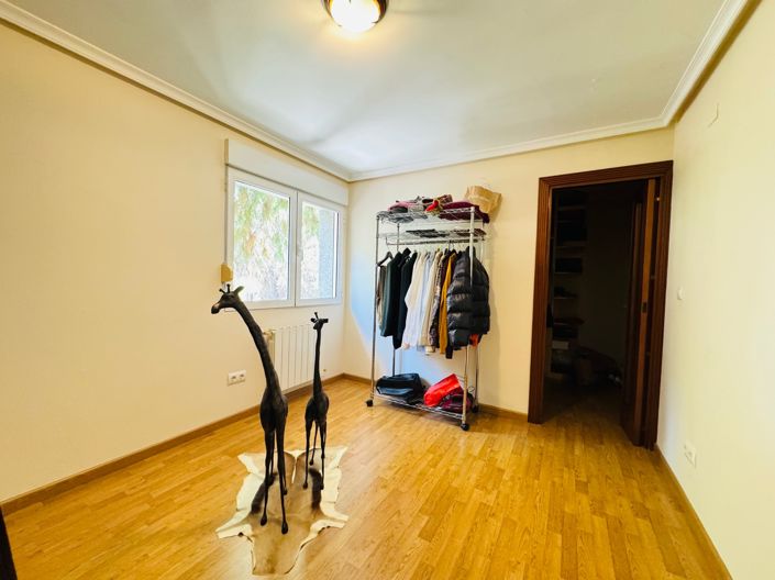 Image No.28-5 Bed Villa for sale