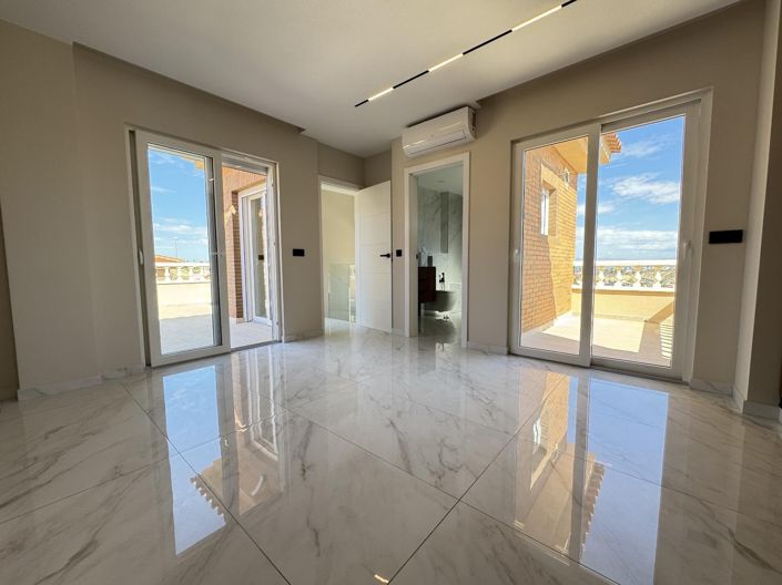 Image No.4-4 Bed Villa for sale