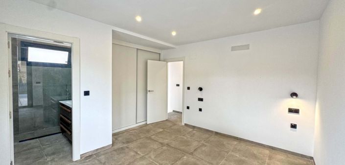 Image No.32-4 Bed Villa for sale