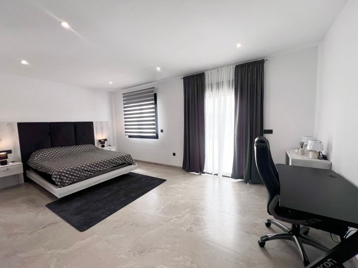 Image No.18-4 Bed Villa for sale