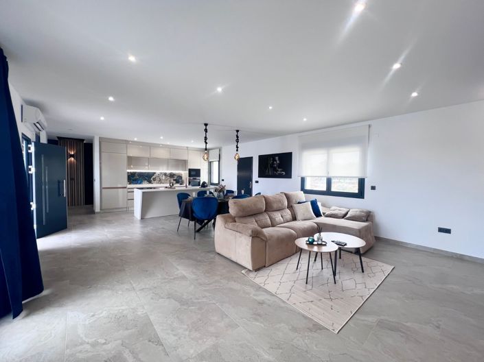 Image No.2-4 Bed Villa for sale