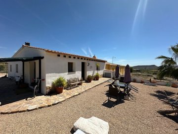 country-house-for-sale-in-la-pinilla-1