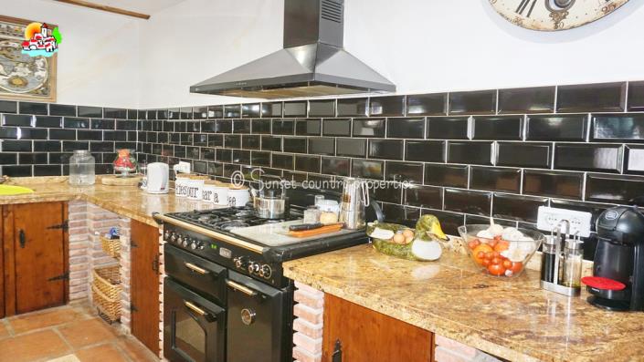 Image No.8-7 Bed Country Property for sale