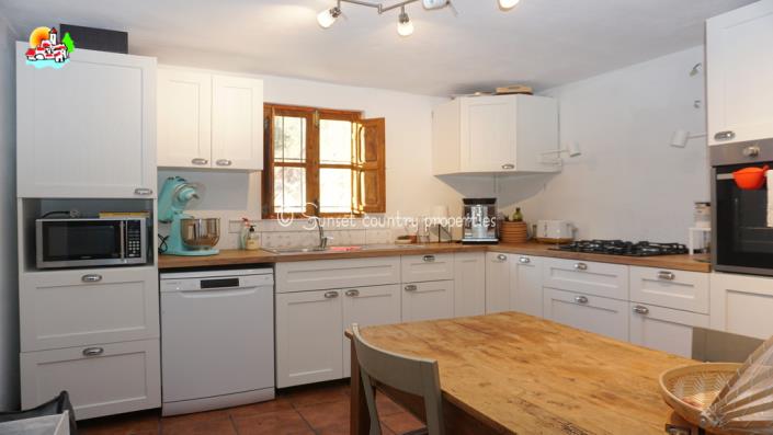 Image No.9-4 Bed Country Property for sale