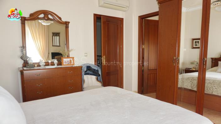 Image No.21-3 Bed Townhouse for sale