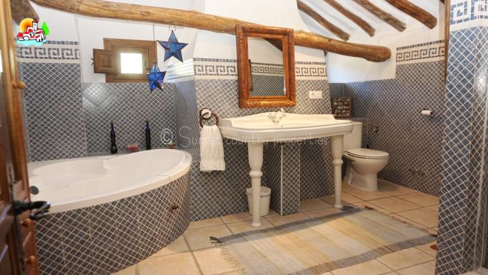 Image No.26-4 Bed Country Property for sale