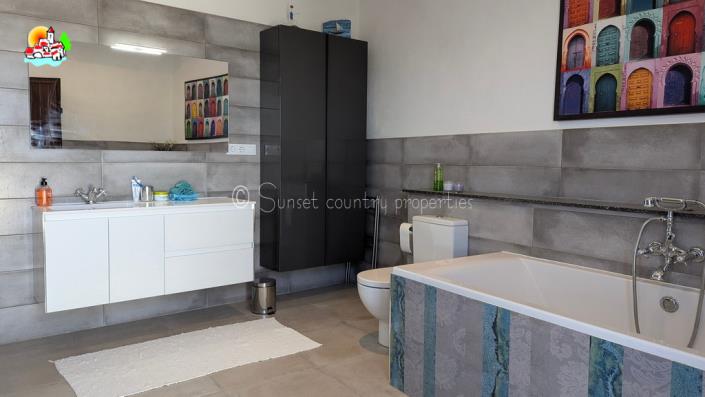 Image No.30-6 Bed Country Property for sale