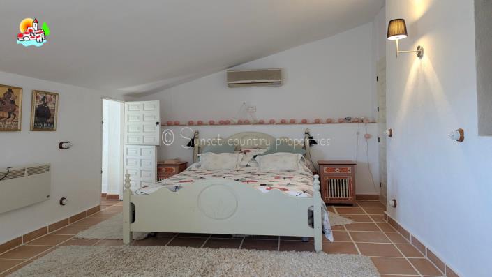 Image No.37-3 Bed Country Property for sale